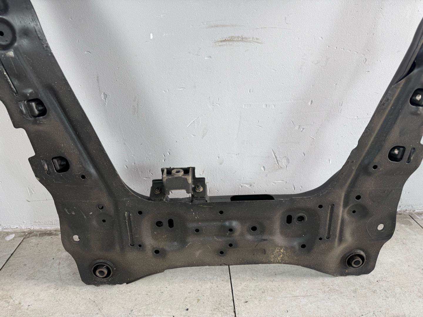 Подрамник Nissan XTrail T31 QR25DE 2007-2015 передний (контракт)Марка: NissanМодель: XTrailГод: 2007-2015Кузов: T31Двигатель: QR25DEНомер и производитель: 54400-JG31B NissanОригинальная балка (подрамник передний). Nissan X-trail T31 MR20 (2.0 литра)Nissan