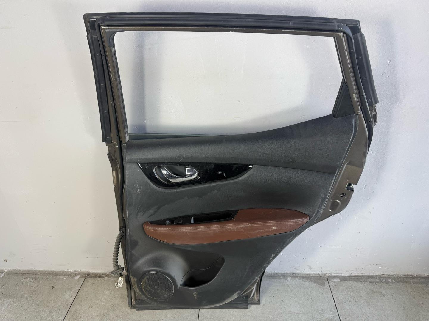 Дверь Nissan Qashqai J11 2013-2021 задняя правая (контракт)Марка: NissanМодель: QashqaiГод: 2013-2021Кузов: J11Номер и производитель: H2100BM9MA NissanКросс-номера: H2100-BM9MB,  H2100BM9AB