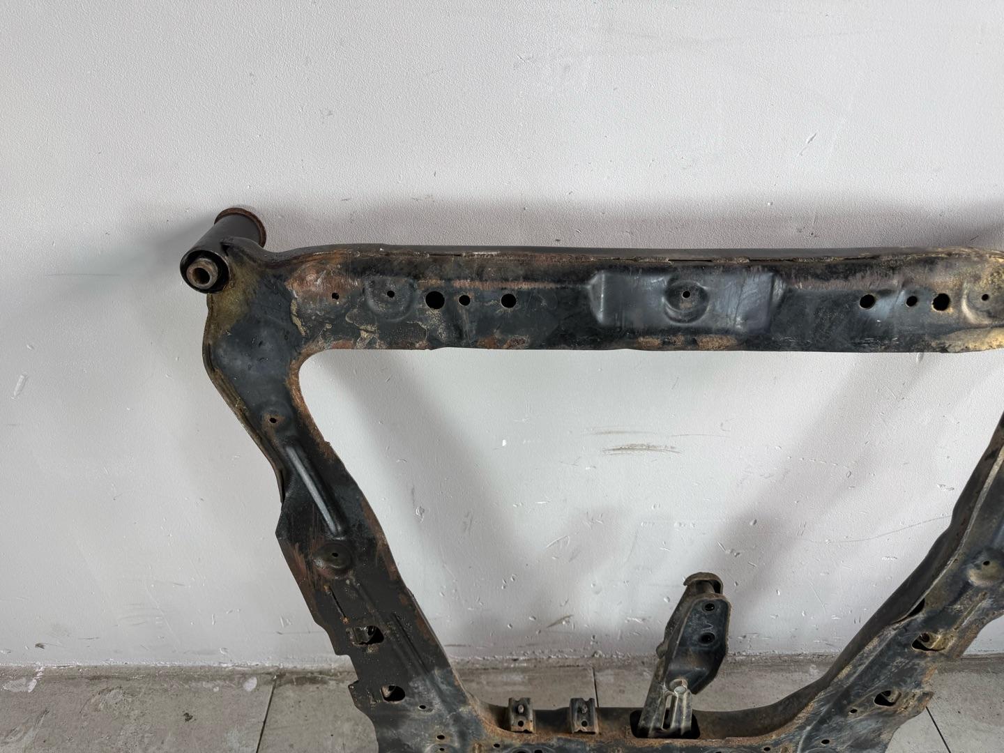 Подрамник Nissan XTrail T31 QR25DE 2007-2015 передний (контракт)Марка: NissanМодель: XTrailГод: 2007-2015Кузов: T31Двигатель: QR25DEНомер и производитель: 54400-JG31B NissanОригинальная балка (подрамник передний). Nissan X-trail T31 MR20 (2.0 литра)Nissan