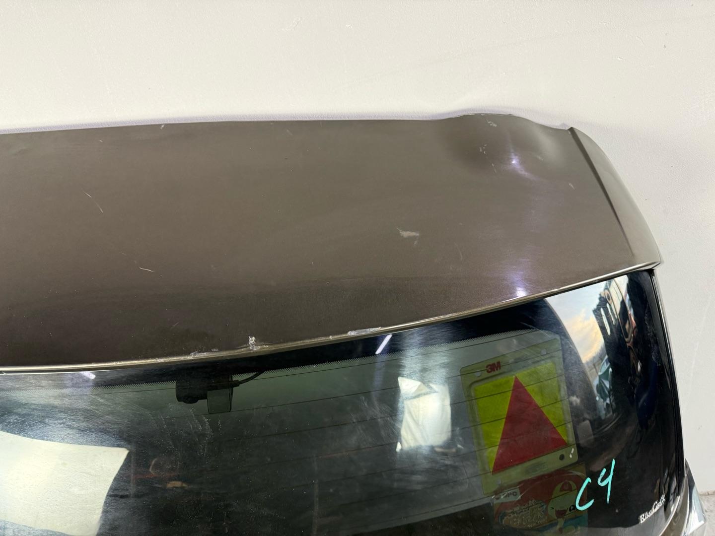 Крышка багажника Citroen C4 Picasso Grand 2015 (контракт)Марка: CitroenМодель: C4 Picasso GrandГод: 2015Номер и производитель: 1609401680 Peugeot / CitroenКросс-номера: 1609402680,  1609401680