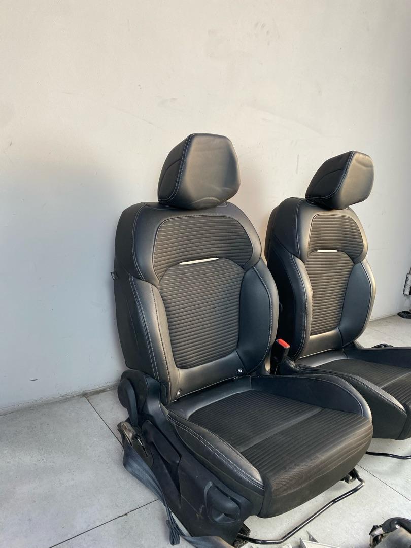 Комплект передних сидений с ремнями Renault Grand Scenic     Комплект сидений комбинированная кожа/ткань Renault Grand Scenic 2017 г.,  оригинал,  б/у в хорошем состоянии.   Подходит для кузова: — Renault Grand Scenic 2016-2020 (4-ое поколение)
