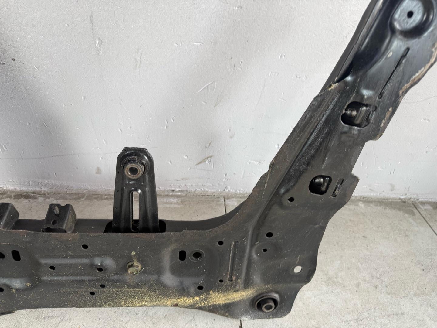 Подрамник Nissan XTrail T31 QR25DE 2007-2015 передний (контракт)Марка: NissanМодель: XTrailГод: 2007-2015Кузов: T31Двигатель: QR25DEНомер и производитель: 54400-JG31B NissanОригинальная балка (подрамник передний). Nissan X-trail T31 MR20 (2.0 литра)Nissan