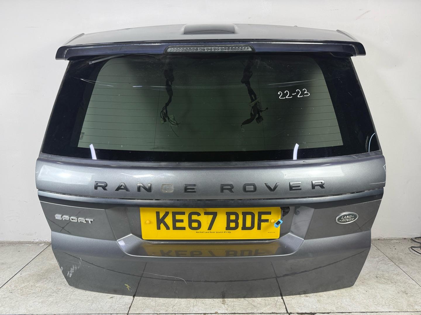 Крышка багажника Range Rover Sport L494 2013+ (б/у) в сборе без замка и камеры Марка: RANGE ROVERМодель: SPORT Год: 2013+Кузов: L494 LR044396Номер и производитель: LR044396 RANGE ROVERКросс-номера: DPLA40010AE8LML LR055919 DPLA40010AF8LML LR079300 GK62400