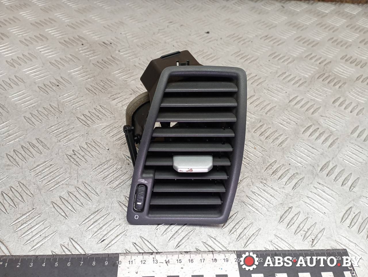 дефлектор обдува салона Volvo XC90 1 поколение 2005, 2.4 л., D 5244 T, дизель, МКПП, внедорожник 5 дв., полный привод, правый руль, 3409399 - фото №1