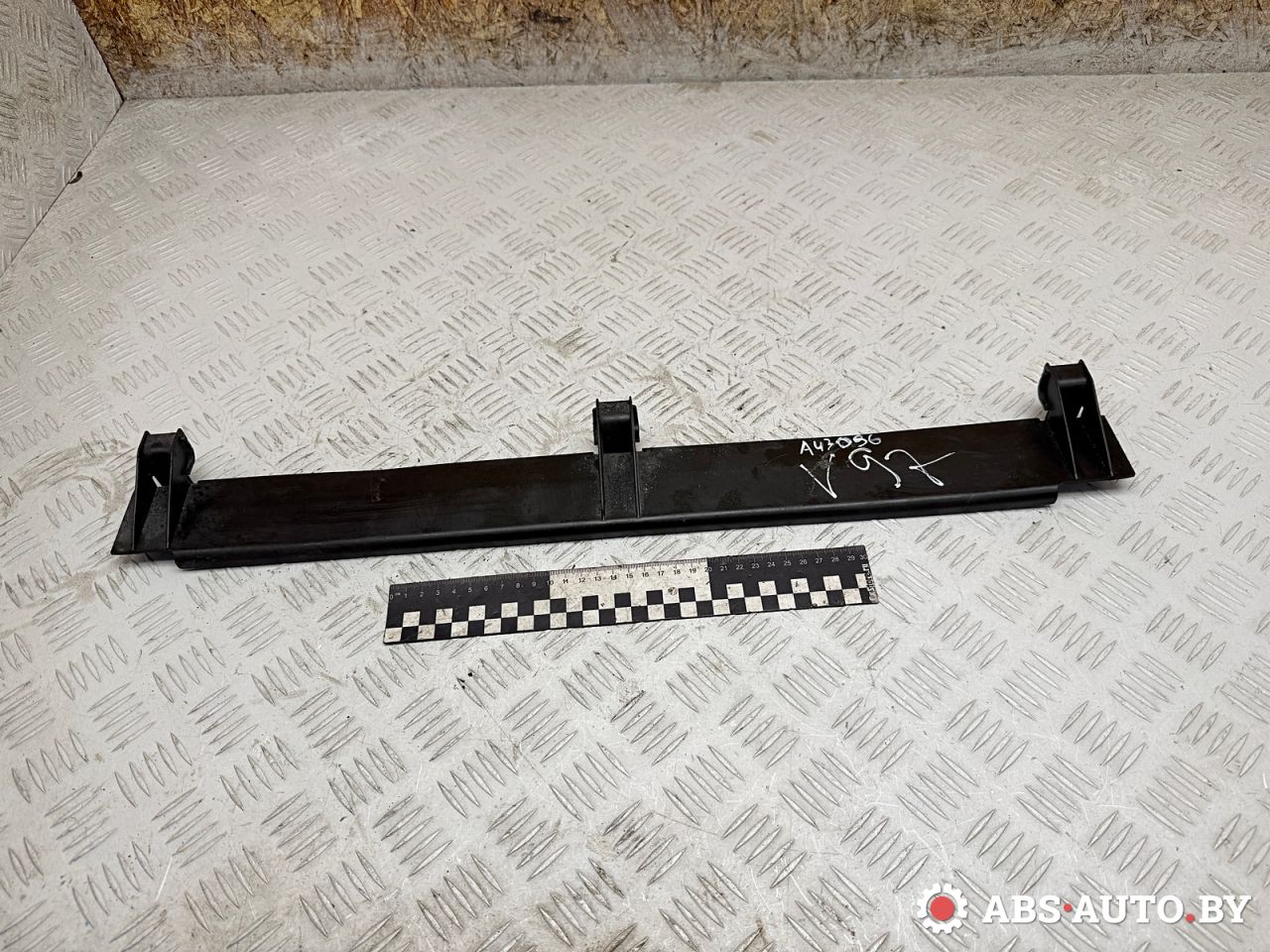 воздуховод (дефлектор) радиатора Audi A6 4B/C5 2000, 2.5 л., AKE, дизель, МКПП, седан, полный привод, 4B0121292B - фото №1