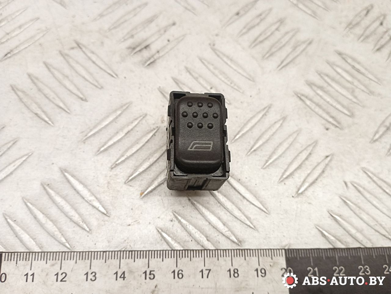 кнопка стеклоподъемника двери Alfa Romeo 146 1 поколение 1997, 1.9 л., дизель, МКПП, 60612495 - фото №1