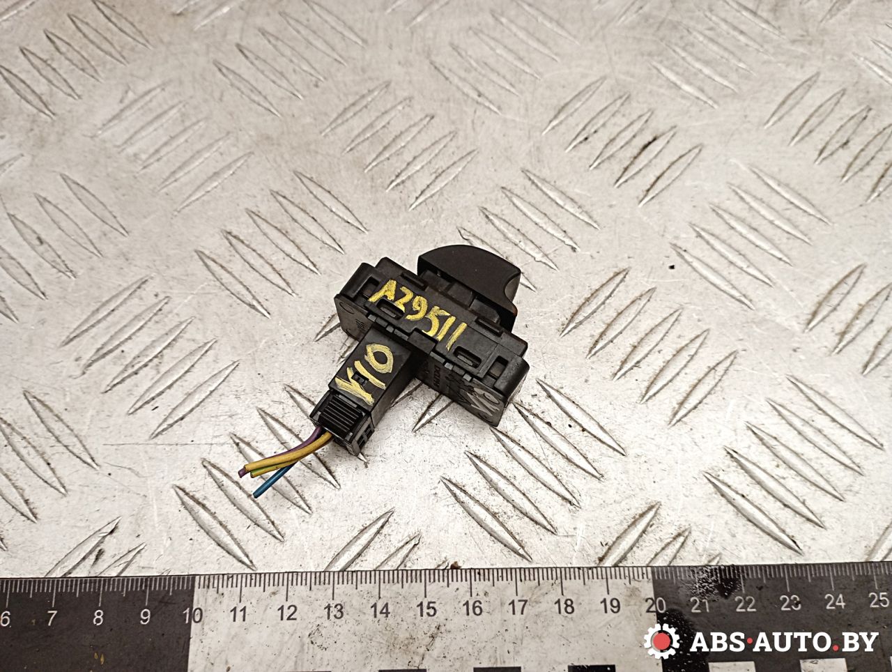 кнопка стеклоподъемника двери Peugeot 308 T7 2010, 1.6 л., 5FA (EP6CDT), бензин, АКПП, хетчбэк 5 дв. - фото №1