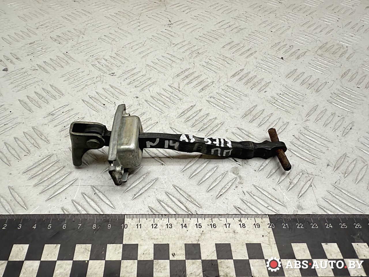 ограничитель открывания двери Suzuki Grand Vitara 2 поколение 2008, 1.6 л., M16A, бензин, МКПП, внедорожник 3 дв., 8181065J01 - фото №1