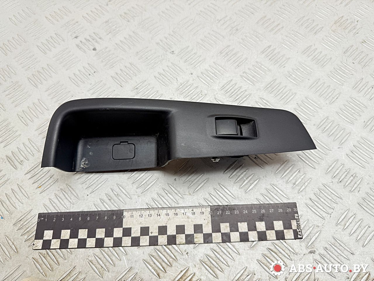 кнопка стеклоподъемника двери задней правой Peugeot 4007 1 поколение 2011, 2.2 л., 4HN (DW12MTED4), дизель, МКПП, внедорожник 5 дв., правый руль, 8608A062, C8DD603M, SPC01640 - фото №1