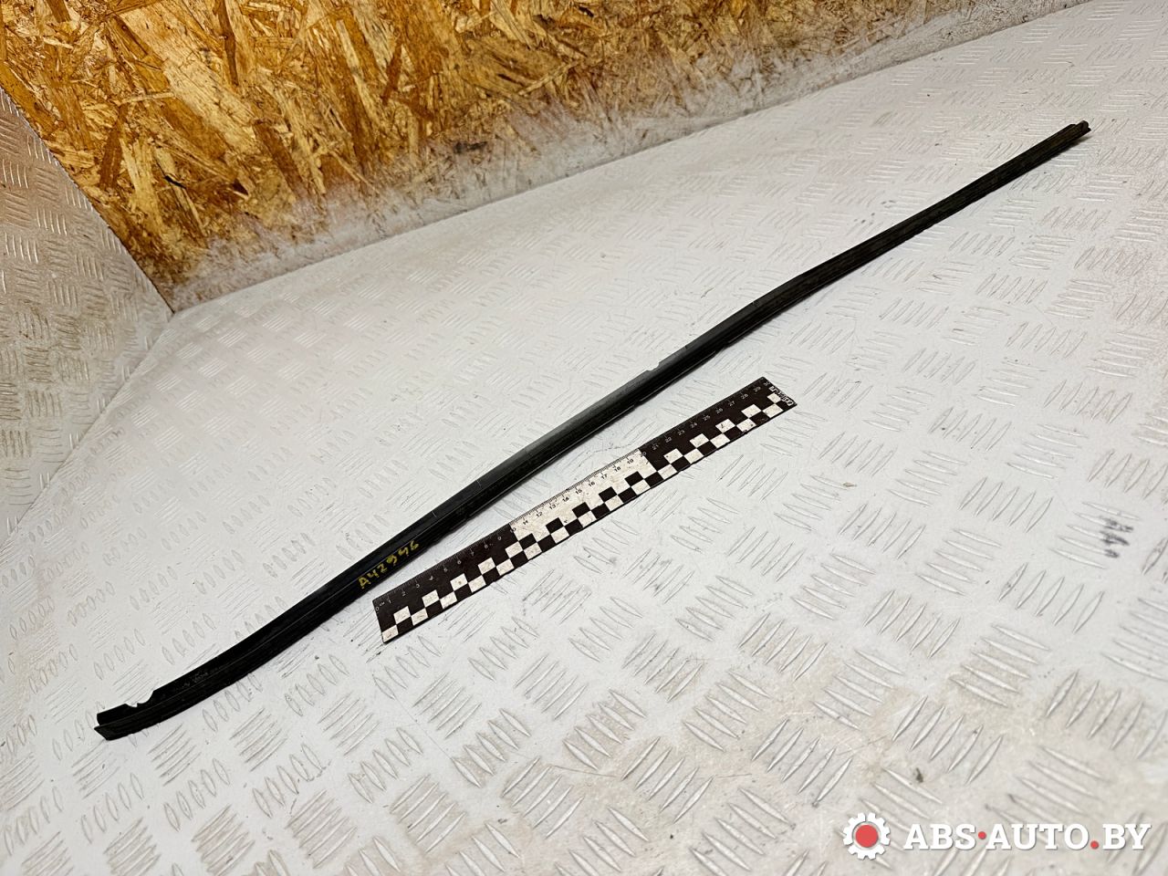 молдинг лобового стекла Volkswagen Touareg 1 поколение 2006, 3.0 л., BKS, дизель, АКПП, внедорожник 5 дв., полный привод, 7L6854328 - фото №1