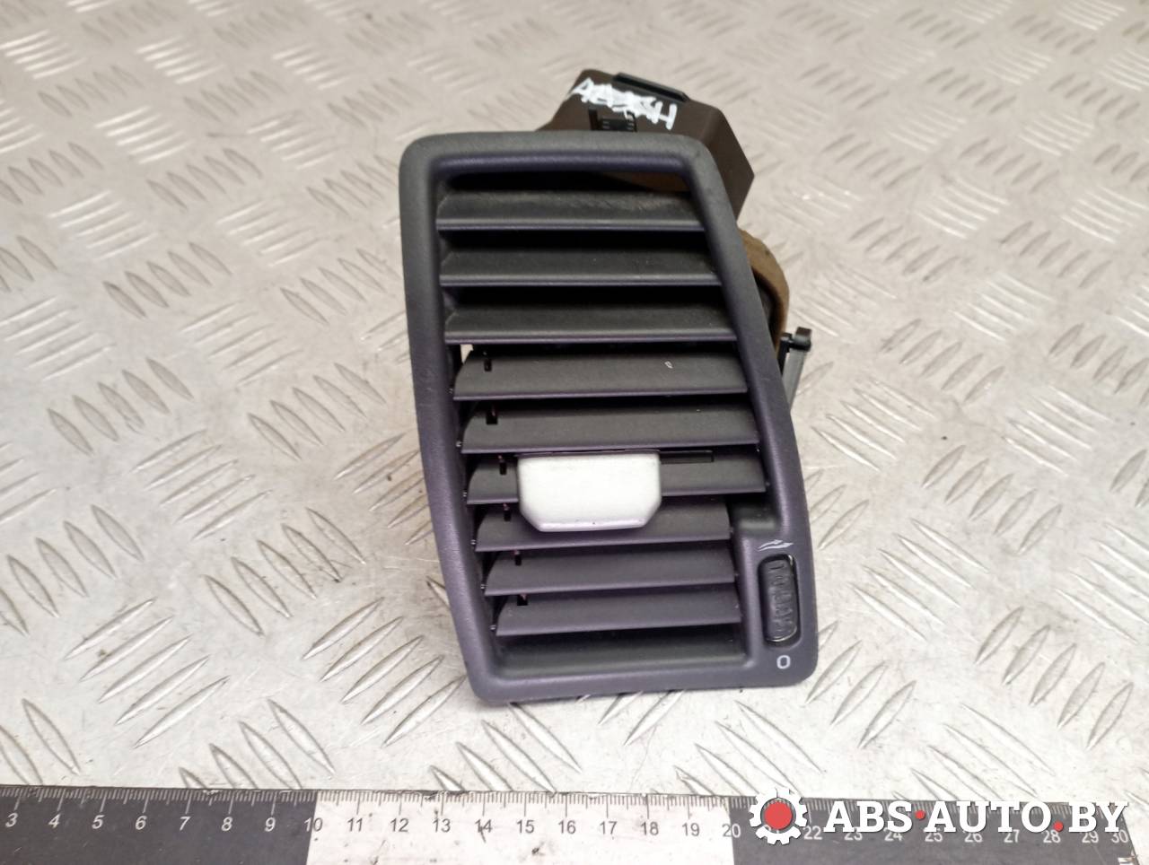 дефлектор обдува салона Volvo XC90 1 поколение 2005, 2.4 л., D 5244 T, дизель, АКПП, внедорожник 5 дв., полный подключаемый привод, правый руль, 3409398 - фото №1