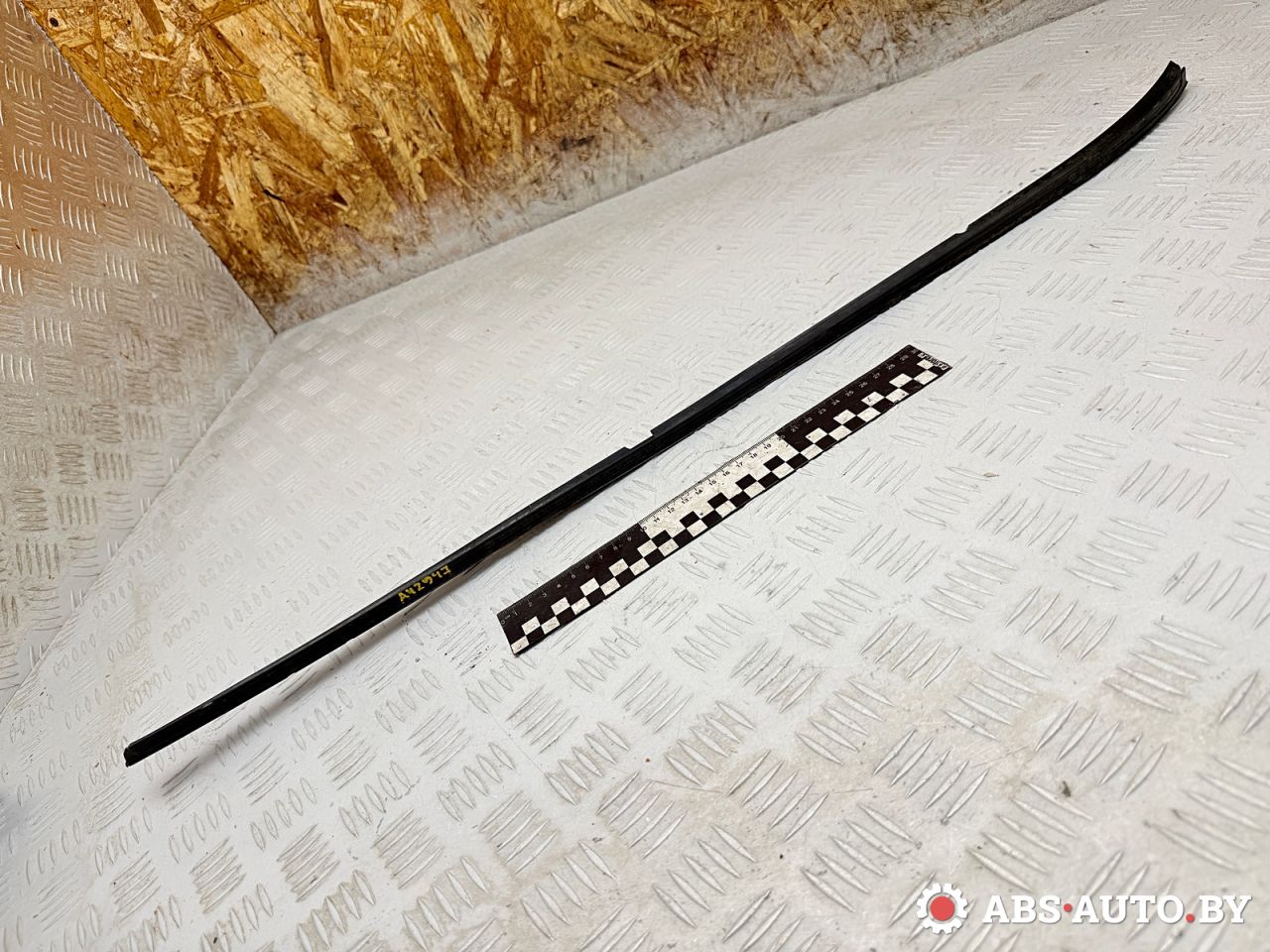молдинг лобового стекла Volkswagen Touareg 1 поколение 2006, 3.0 л., BKS, дизель, АКПП, внедорожник 5 дв., полный привод, 7L6854327 - фото №1