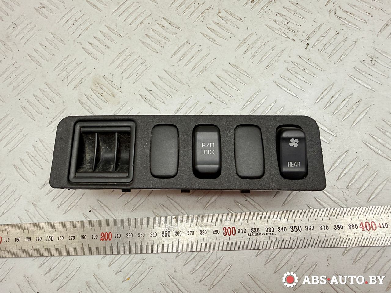 кнопка (выключатель) Mitsubishi Pajero 3 поколение 2002, 3.2 л., дизель, МКПП, внедорожник 3 дв., полный привод, 24040 - фото №1
