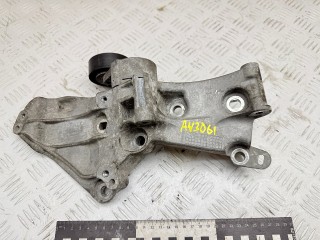 кронштейн генератора Renault Scenic 2 поколение 2005, 1.6 л., K4M 782, бензин, МКПП, 8200327134