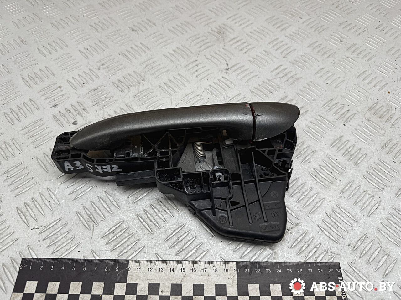 ручка наружная задняя левая Mercedes-Benz A W169 2 поколение (2004-2008) 2005, 1.5 л., M 266.920, бензин, МКПП, хетчбэк 5 дв., правый руль, A1697600334 - фото №1