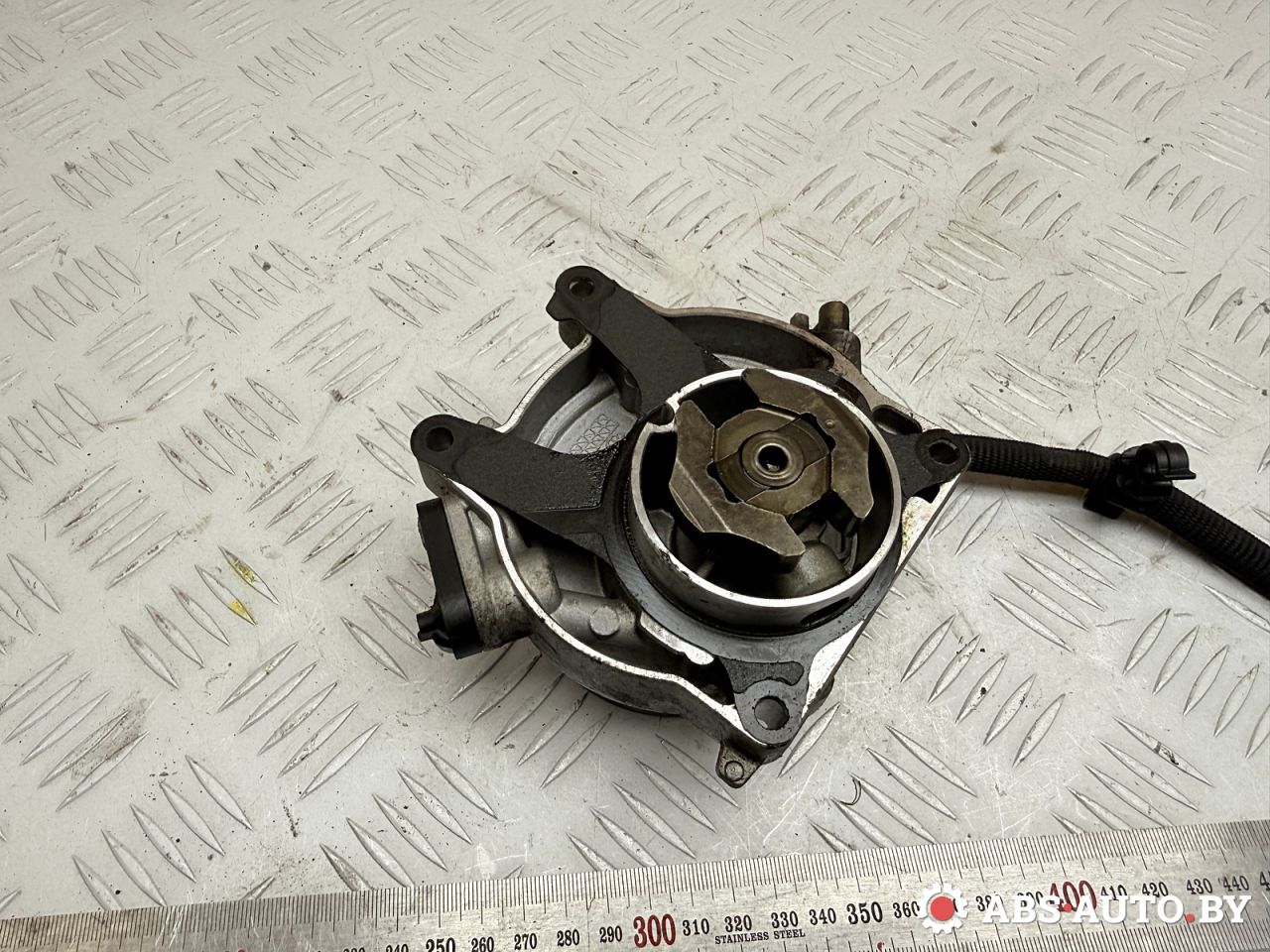 насос вакуумный Jeep Cherokee 5 поколение 2016, 2.0 л., EBT, дизель, АКПП, внедорожник 5 дв., 55221325, 702554000 - фото №1