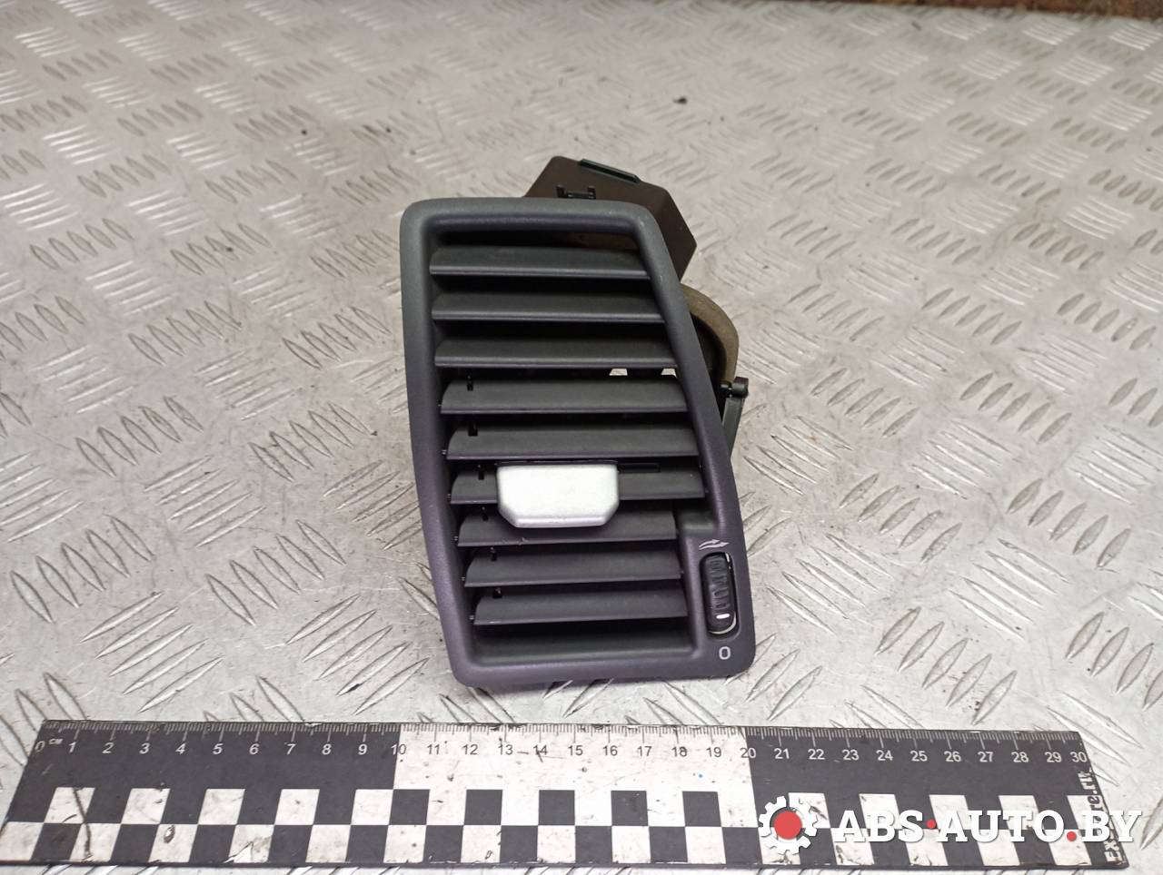 дефлектор обдува салона Volvo XC90 1 поколение 2005, 2.4 л., D 5244 T, дизель, МКПП, внедорожник 5 дв., полный привод, правый руль, 3409398 - фото №1