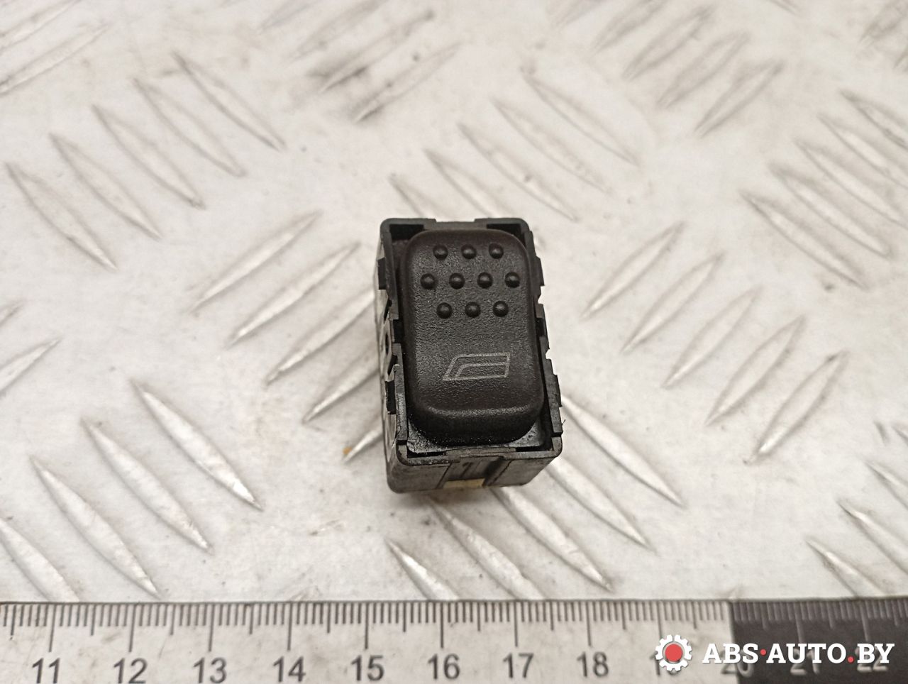 кнопка стеклоподъемника двери Alfa Romeo 146 1 поколение 1997, 1.9 л., дизель, МКПП, 60629716 - фото №1