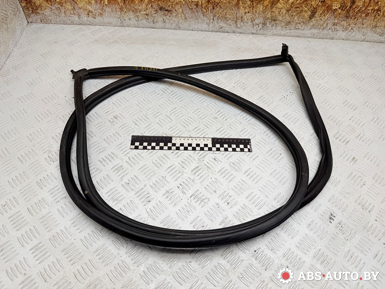 уплотнитель подкапотного пространства Volkswagen Touareg 1 поколение 2006, 3.0 л., BKS, дизель, АКПП, внедорожник 5 дв., полный привод, 7L6823707C - фото №1