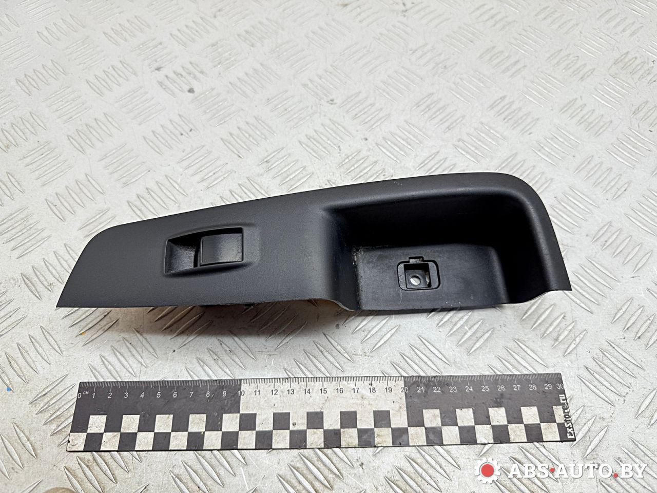 кнопка стеклоподъемника двери задней левой Peugeot 4007 1 поколение 2011, 2.2 л., 4HN (DW12MTED4), дизель, МКПП, внедорожник 5 дв., правый руль, 8608A063, C8DD604M, SPC01639 - фото №1