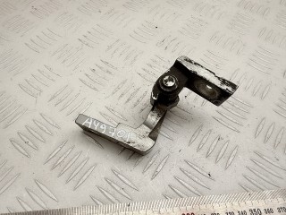 петля двери Volkswagen Bora 1 поколение 2000, 1.9 л., дизель, МКПП, седан, 1J0831402C
