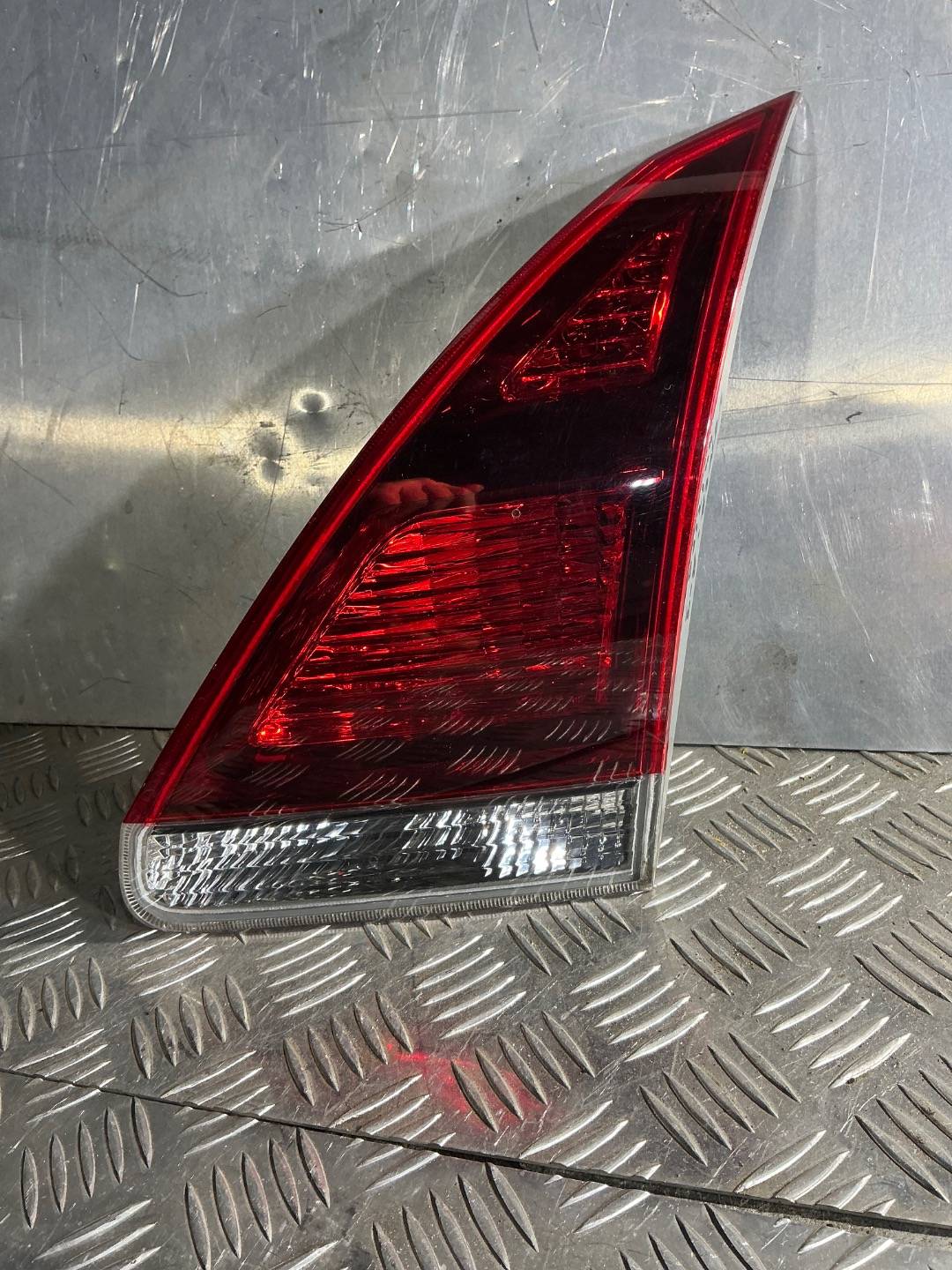 Фонарь крышки багажника правый Toyota Venza