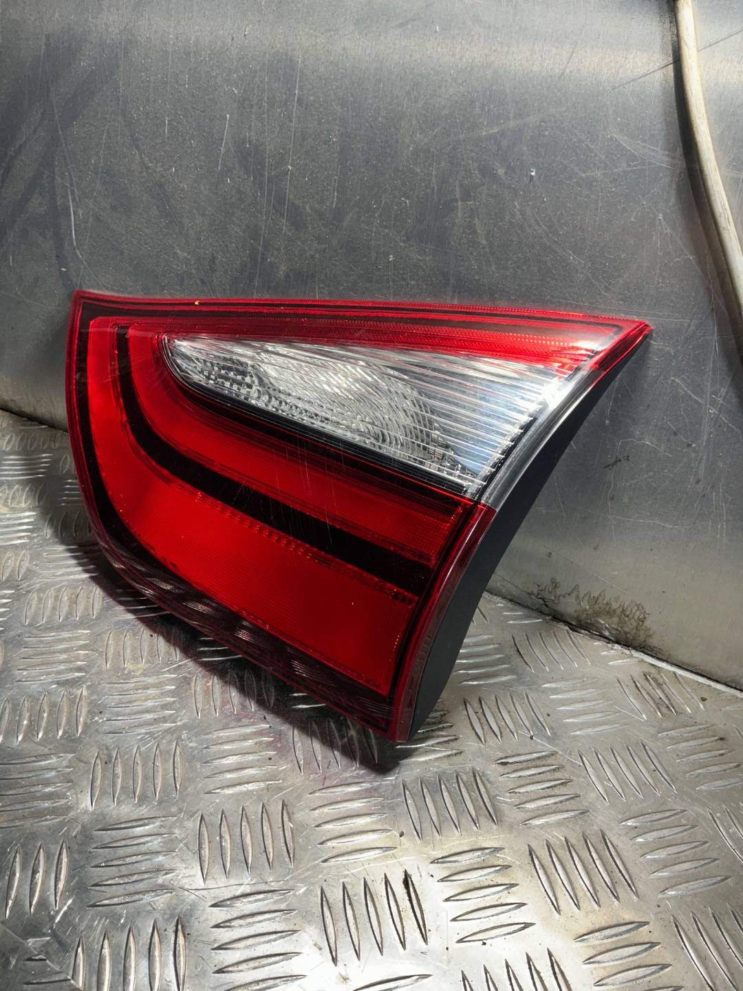 Фонарь крышки багажника правый Toyota Sienna 3 поколение