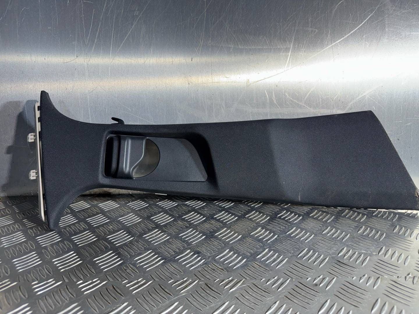 Обшивка стойки передней правая Mercedes-Benz E W213