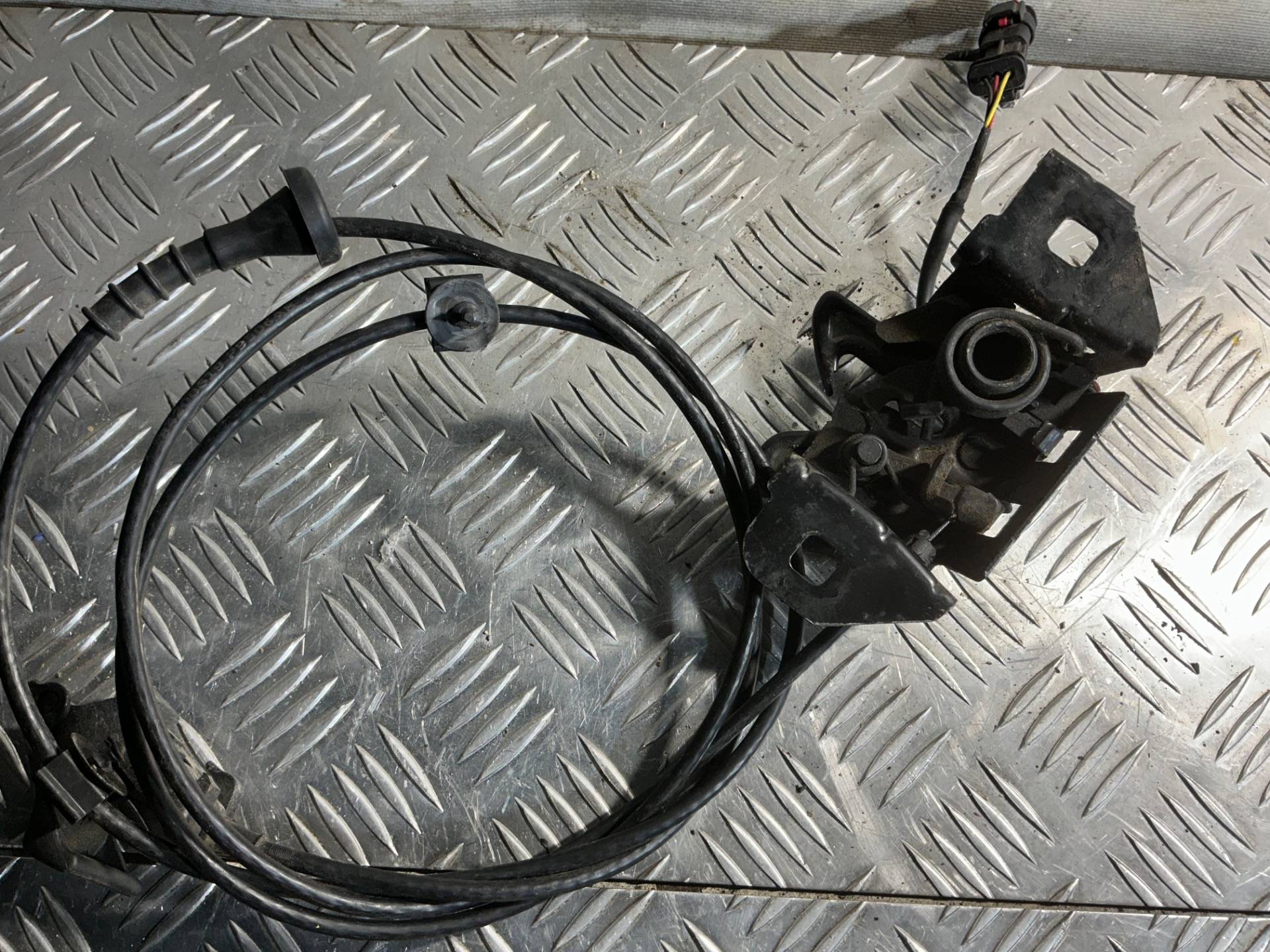 Замок капота GMC Terrain 2 поколение