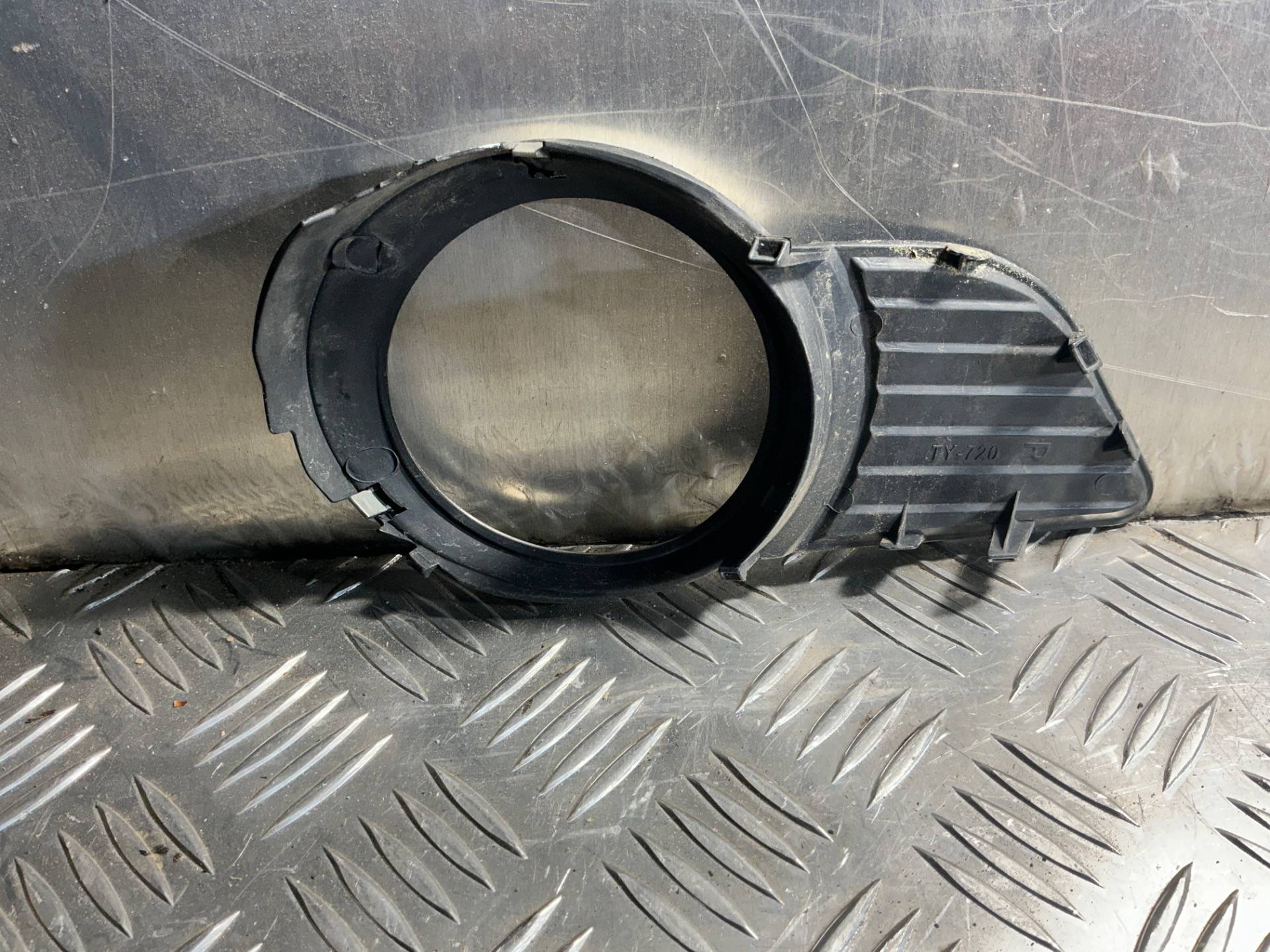 Рамка фары противотуманной правая Toyota Sienna 3 поколение