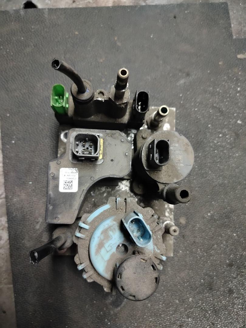 насос AdBlue Volvo FH 3 поколение 2016, АКПП, белый, правый руль, 85020666, 85021199, 85022215, 22610216, 22924489, 23387865, 00241827, 22608244, 85020468 - фото №1