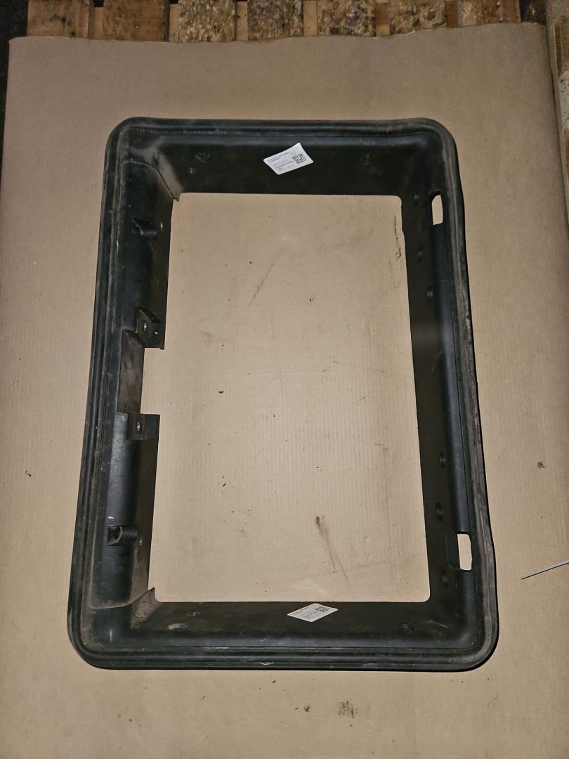 Рамка инструментального ящика левая Scania R 3 поколение 2013, 12.7 л., DC 13.112, дизель, белый, грузовик, 1891517, 1891519, 1879893, 1761697, 1761695 - фото №1