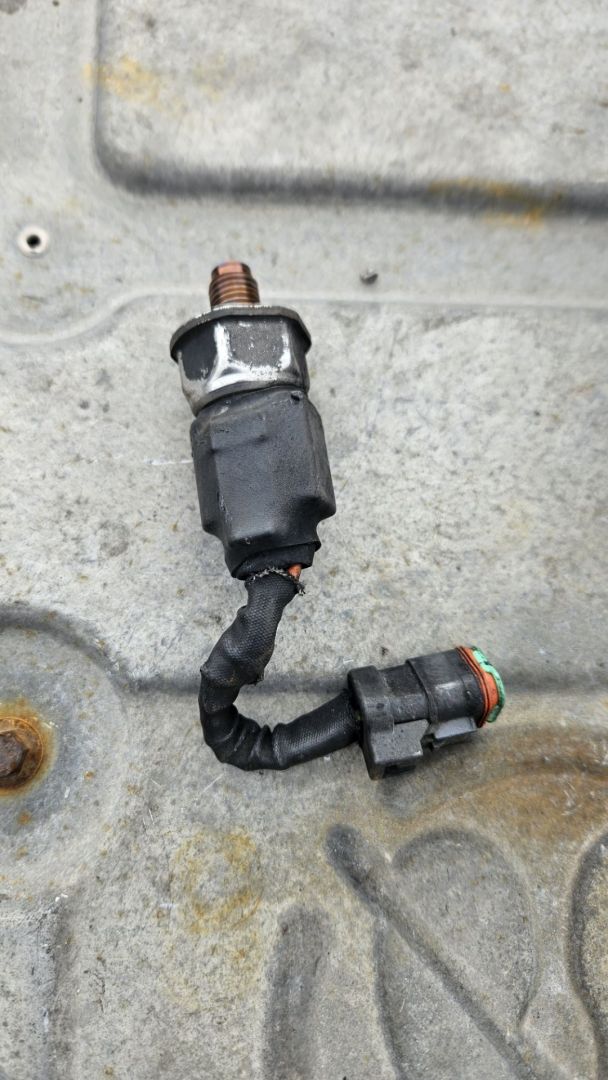 датчик давления топлива Scania G 2 поколение 2010, 12.7 л., DC 13.05, дизель, красный, грузовик, 1760323, 4954245 - фото №1