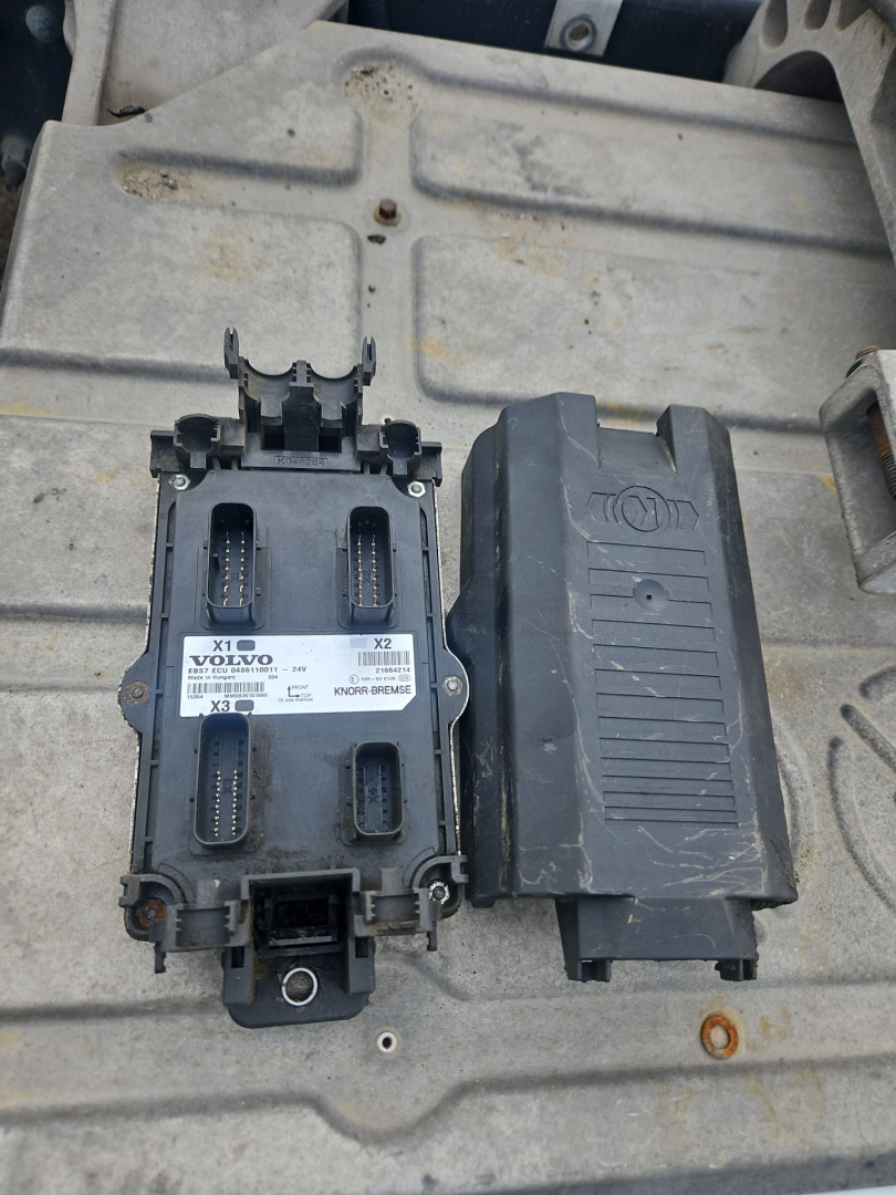 блок управления EBS Volvo FH 3 поколение 2016, АКПП, белый, правый руль, 21933116, 21664214, 23658611, 0486110041N07, 0486110041, 0486110500N50, 0486110500, 21924945, 0486110033, 04866110011 - фото №1