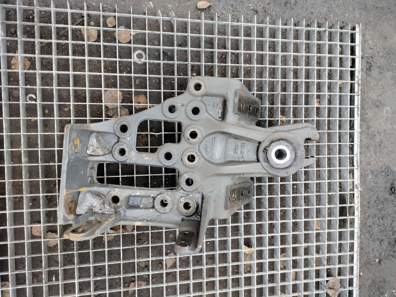 кронштейн рессоры Mercedes-Benz Actros 4 поколение (MP4) 2015, 12.8 л., OM 471.900, дизель, МКПП, белый, правый руль, A9603201870, A9603224103 - фото №1