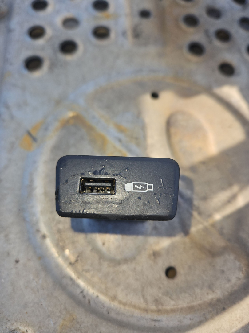 порт зарядный Scania R 4 поколение 2019, 12.7 л., DC 13.148, дизель, АКПП, белый, правый руль, 2554704 - фото №1