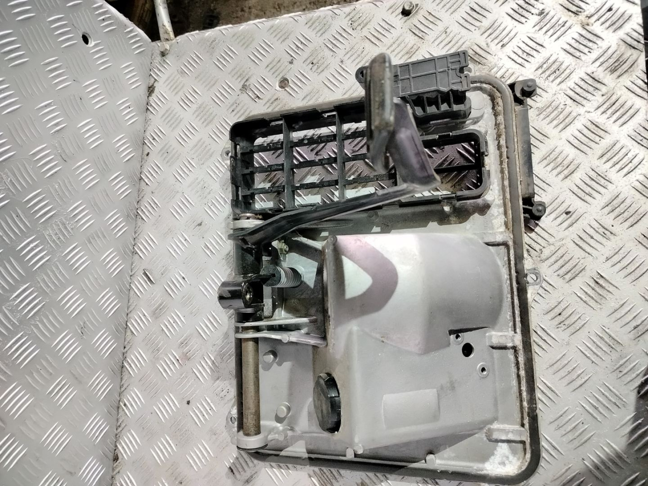 узел педальный (блок педалей) MAN TGX 1 поколение 2017, 12.4 л., D 2676 LF 51, дизель, АКПП, белый, правый руль, 81482200152, 81254410999, 81482200173, 81254410874, 81254410812 - фото №1