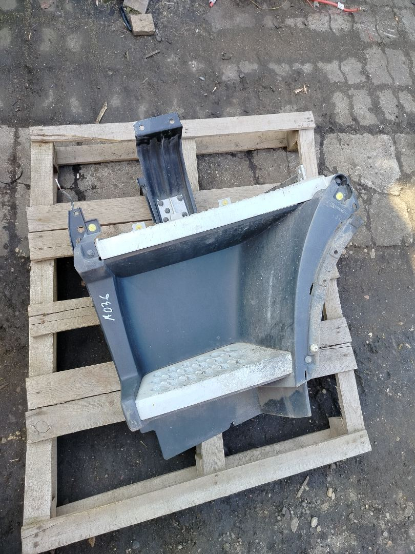 Подножка кабины Volvo FH 3 поколение 2016, АКПП, белый, правый руль, 82136982, 82142329, 82142327, 82144986, 82174599, 82145213, 82318840, 84228559 - фото №1