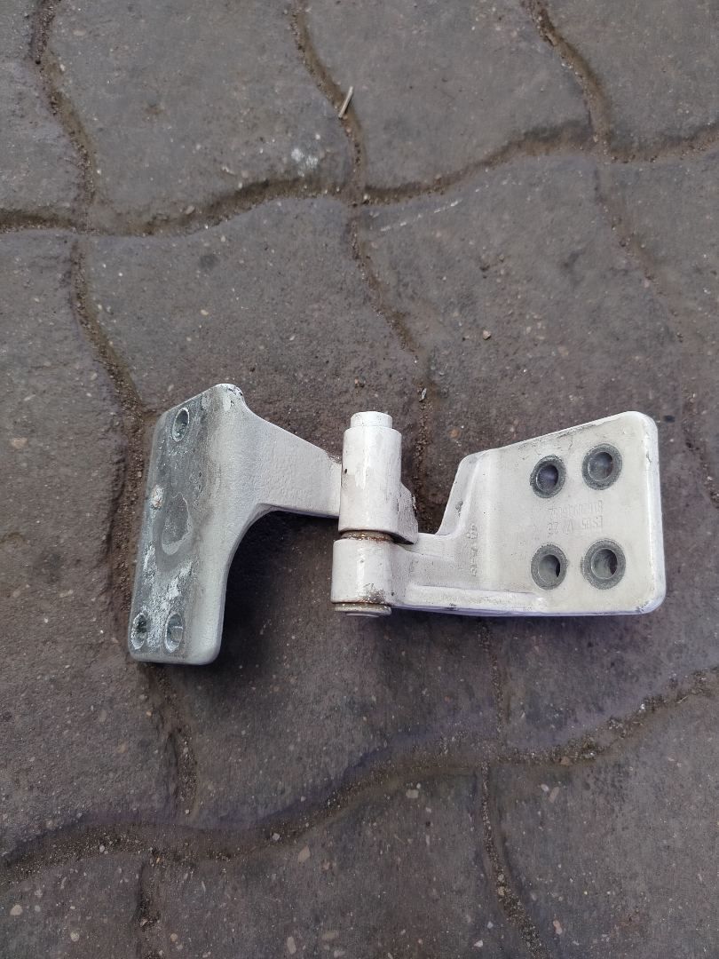 петля двери MAN TGX 1 поколение 2017, 12.4 л., D 2676 LF 51, дизель, АКПП, белый, правый руль, 81626906064, 81626906056, 81626906062 - фото №1