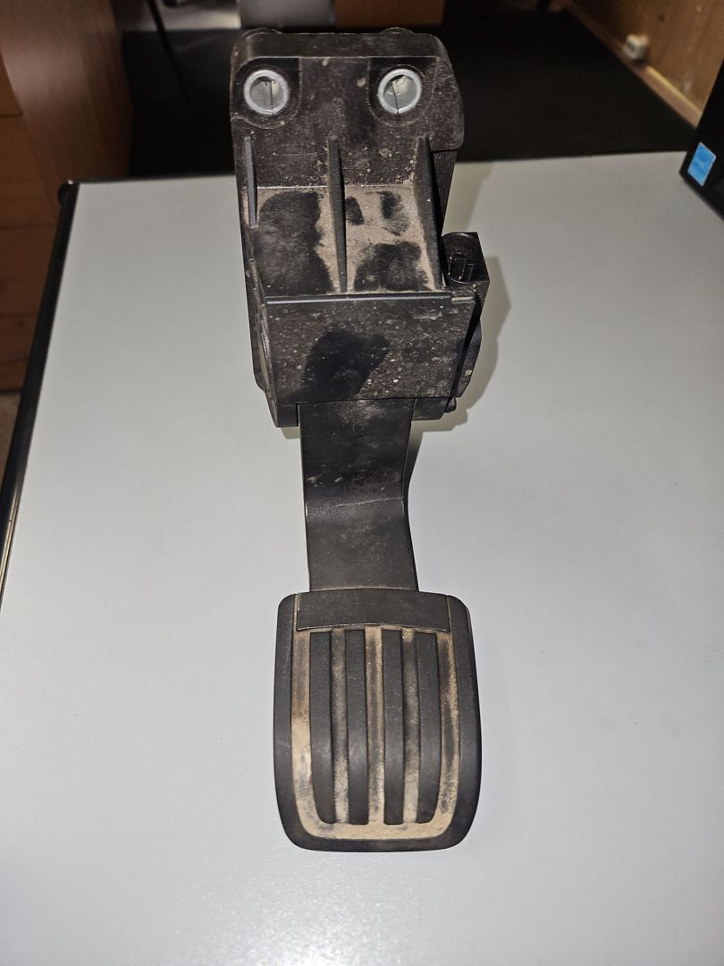 педаль DAF XF 106 1 поколение 2017, MX-13, белый, правый руль, 1860241 - фото №1