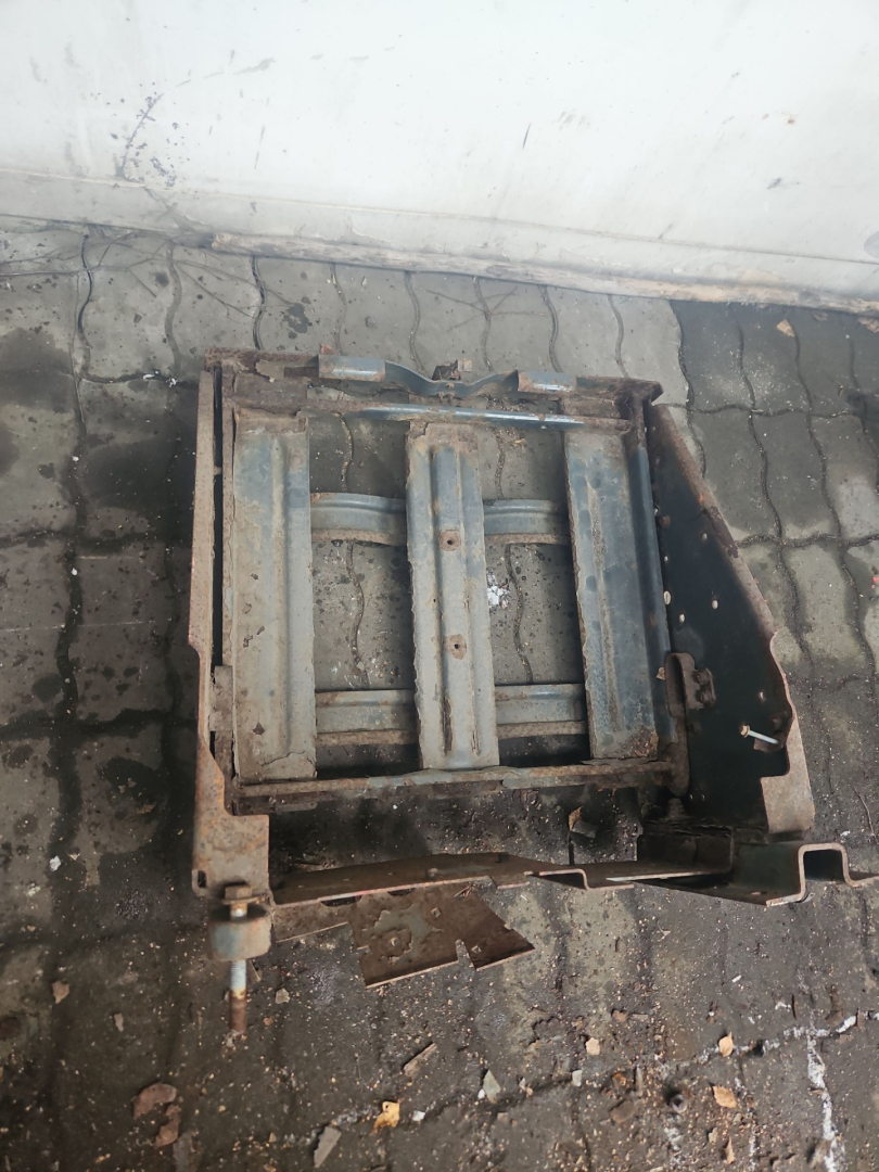 полка аккумулятора Mercedes-Benz Actros 2 поколение (MP2) 2006, МКПП, синий, грузовик, A9415401216, A9415400323 - фото №1