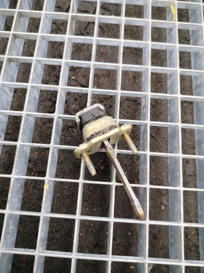 ограничитель открывания двери DAF XF 105 1 поколение (2005 - 2013), 1365821 - фото №1