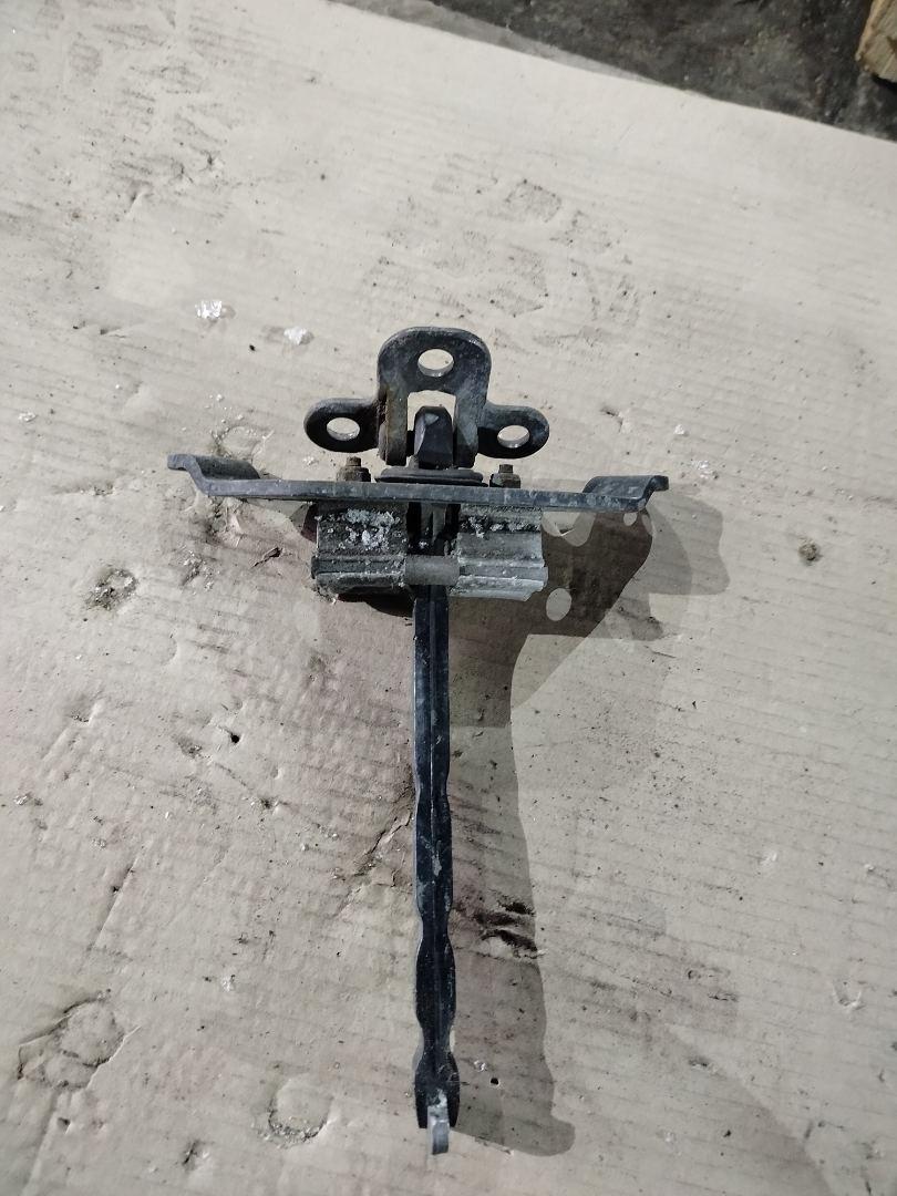 ограничитель открывания двери Volvo FH 3 поколение 2016, АКПП, белый, правый руль, 82859279 - фото №1