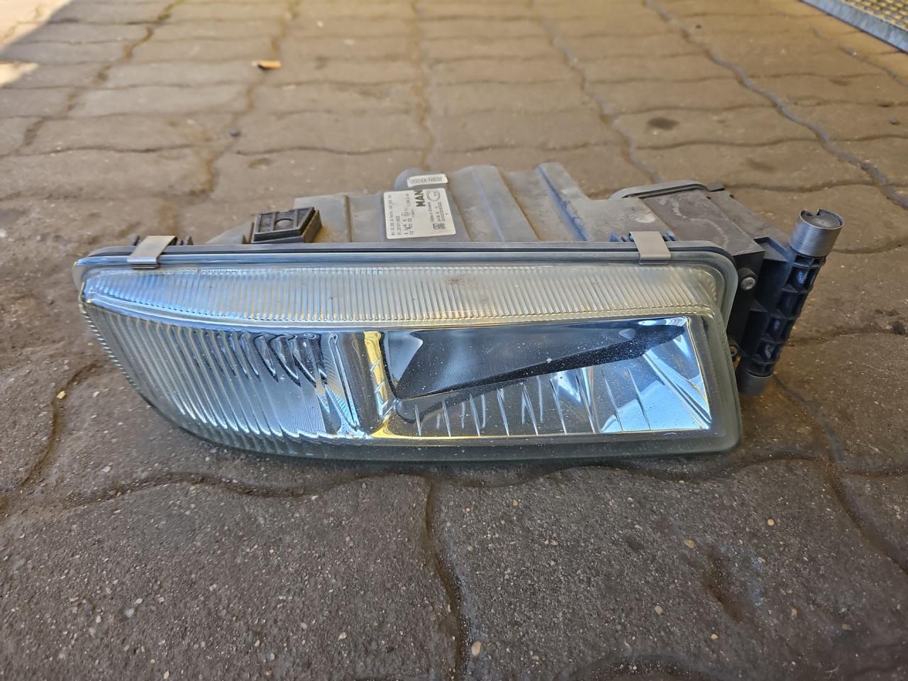 фара противотуманная правая MAN TGX 1 поколение 2018, 12.4 л., D 2676 LF 51, дизель, АКПП, белый, правый руль, 81251016522, 81251016798 - фото №1