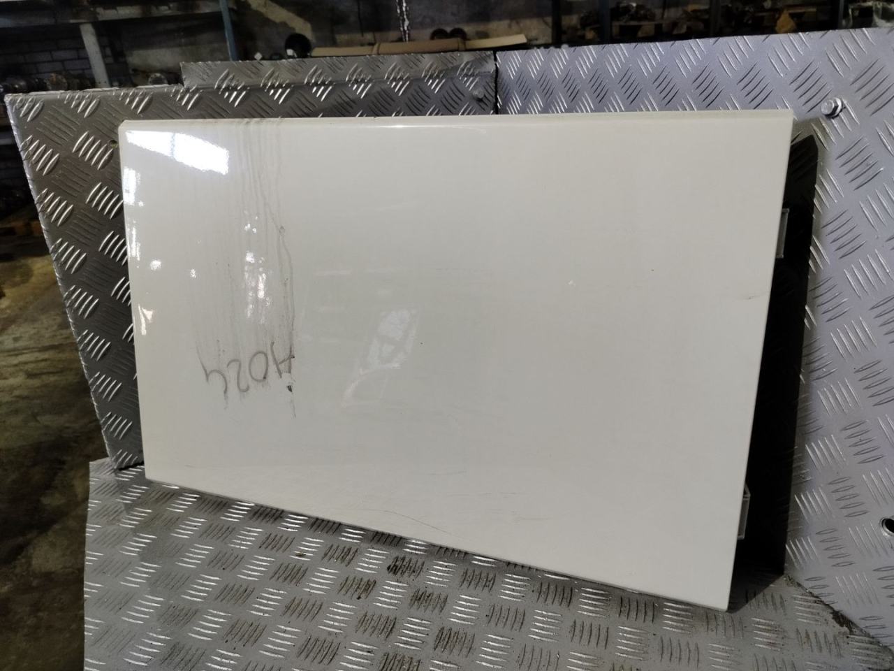 крышка инструментального ящика DAF XF 106 1 поколение 2019, MX-13, АКПП, белый, правый руль, 1311495, 1331261, 2048303 - фото №1