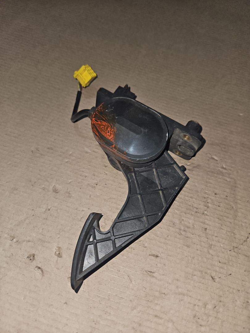 педаль Mercedes-Benz Actros 2 поколение (MP2) 2004, A9413000104 - фото №1