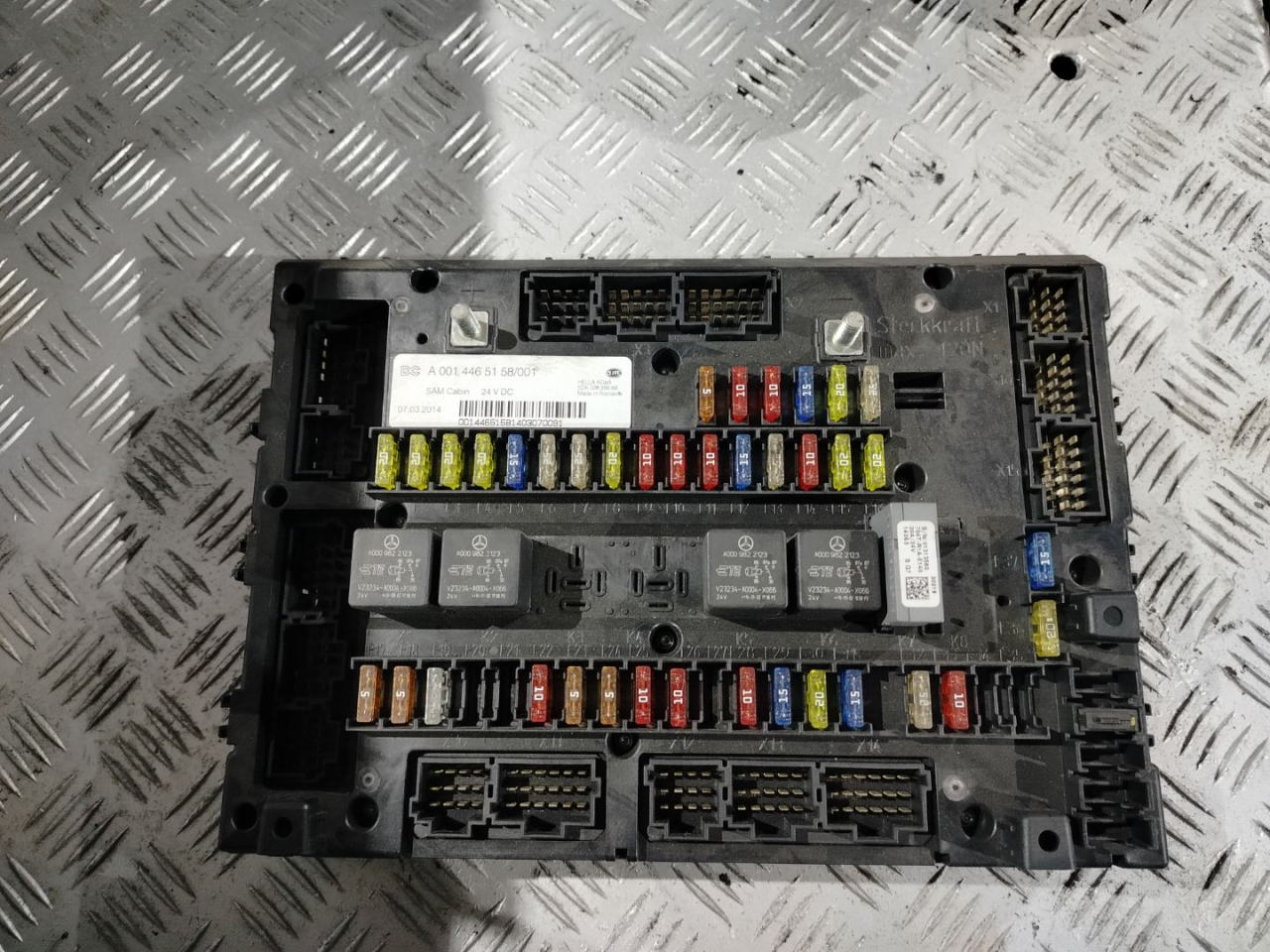 блок предохранителей Mercedes-Benz Actros 4 поколение (MP4) 2014, 12.8 л., OM 471.900, дизель, белый, правый руль, A0014466858, A0014464858, A0014465158 - фото №1
