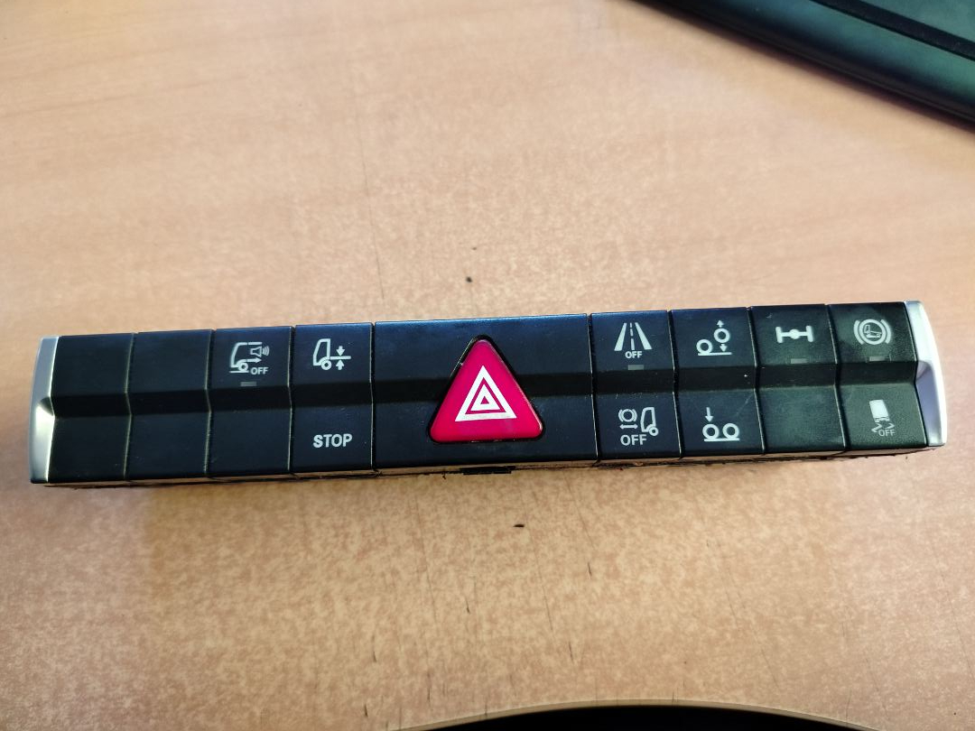 кнопка (выключатель) Mercedes-Benz Actros 4 поколение (MP4) 2016, om471.926, дизель, АКПП, белый, правый руль, A9605400346 - фото №1