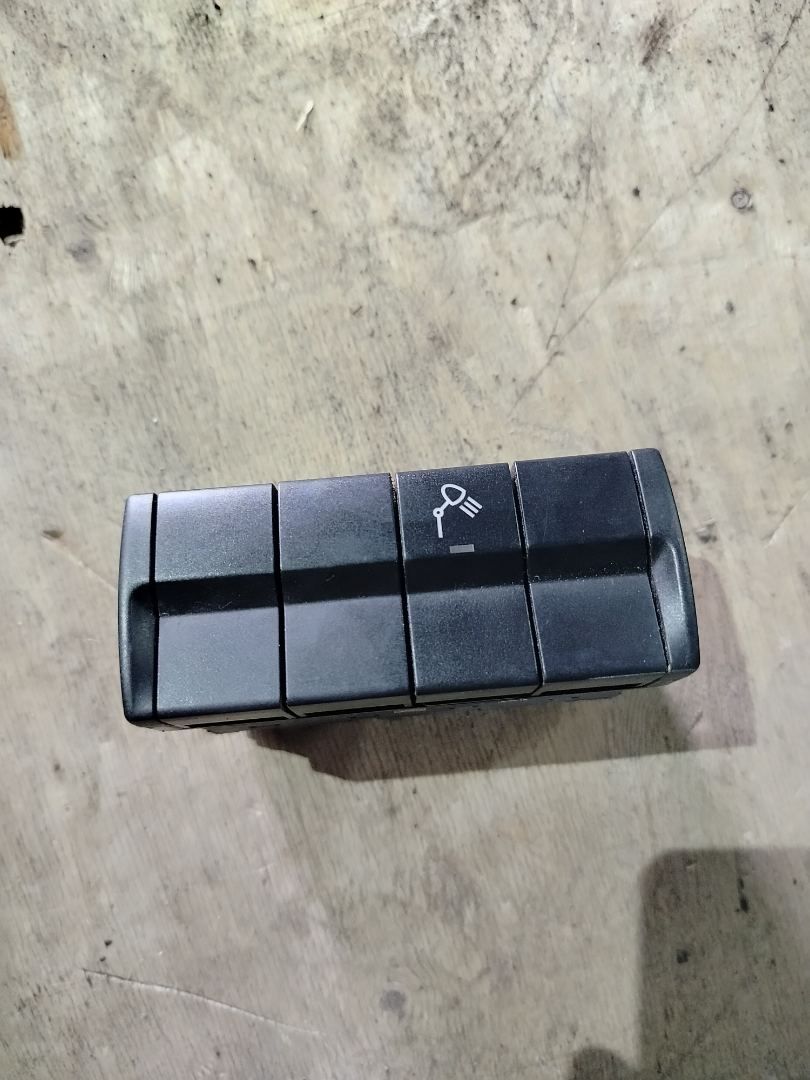 кнопка (выключатель) Mercedes-Benz Actros 4 поколение (MP4) 2015, 12.8 л., OM 471.900, дизель, белый, правый руль, A9605400246, A0125456307, A9605400046, A9605420090 - фото №1