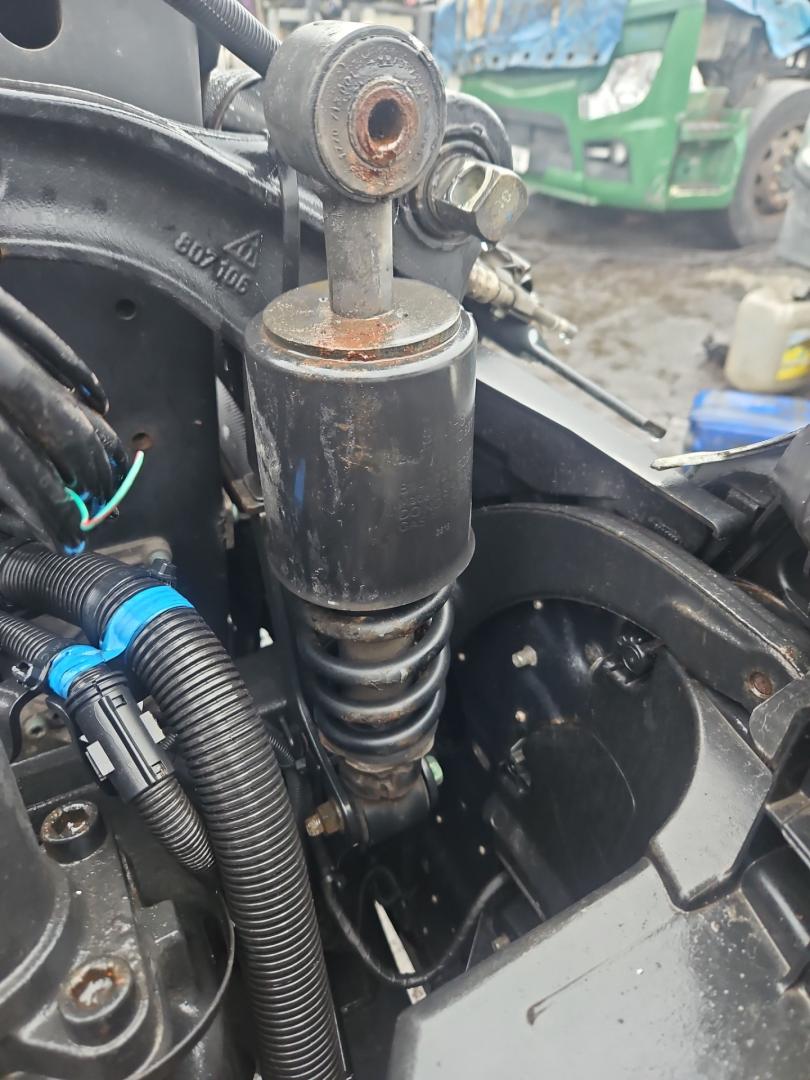 амортизатор кабины MAN TGX 1 поколение 2018, 12.4 л., D 2676 LF 52, дизель, АКПП, белый, правый руль, 81417226087 - фото №1